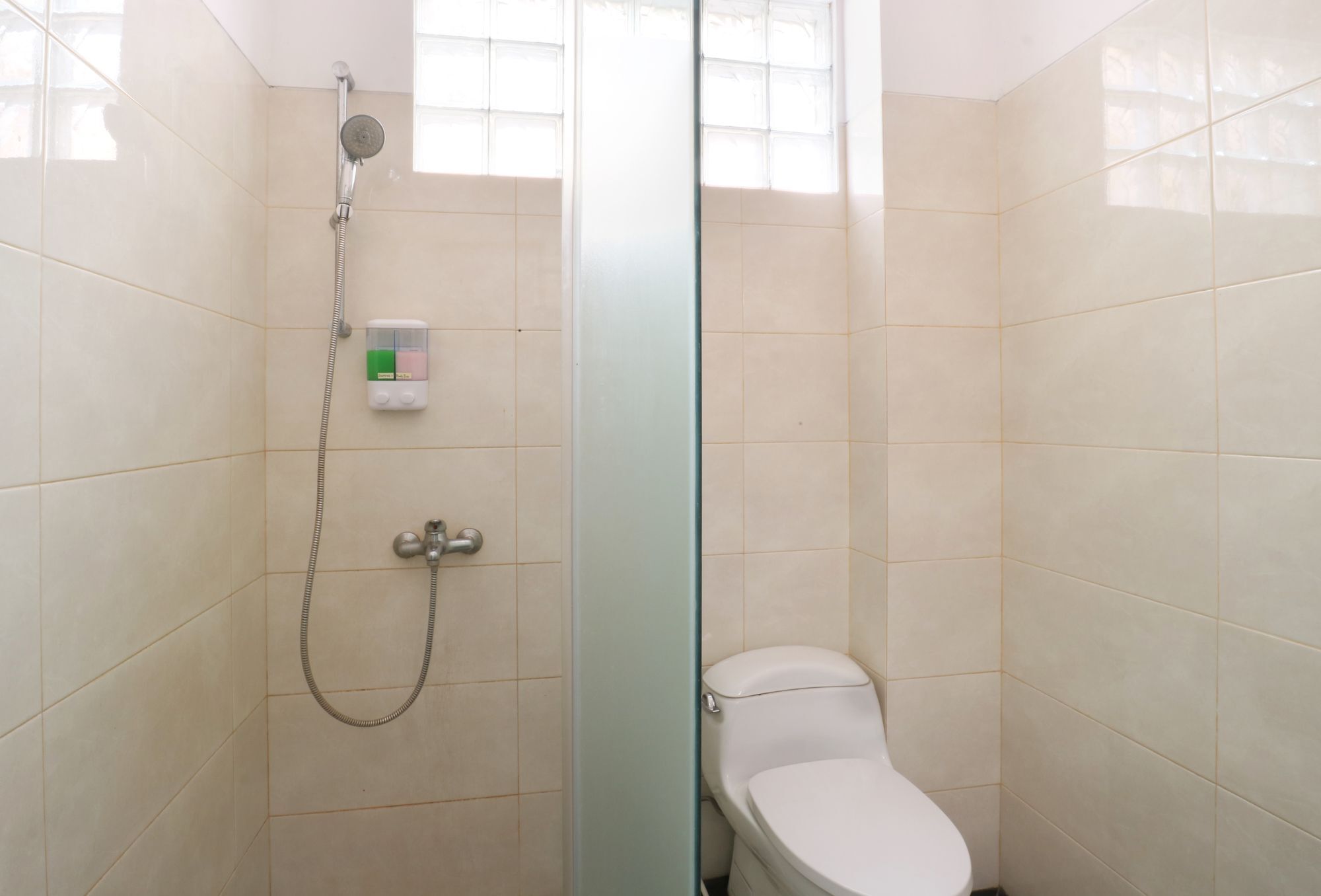 Maharani Guesthouse Tebet Syariah Jakarta Exterior photo